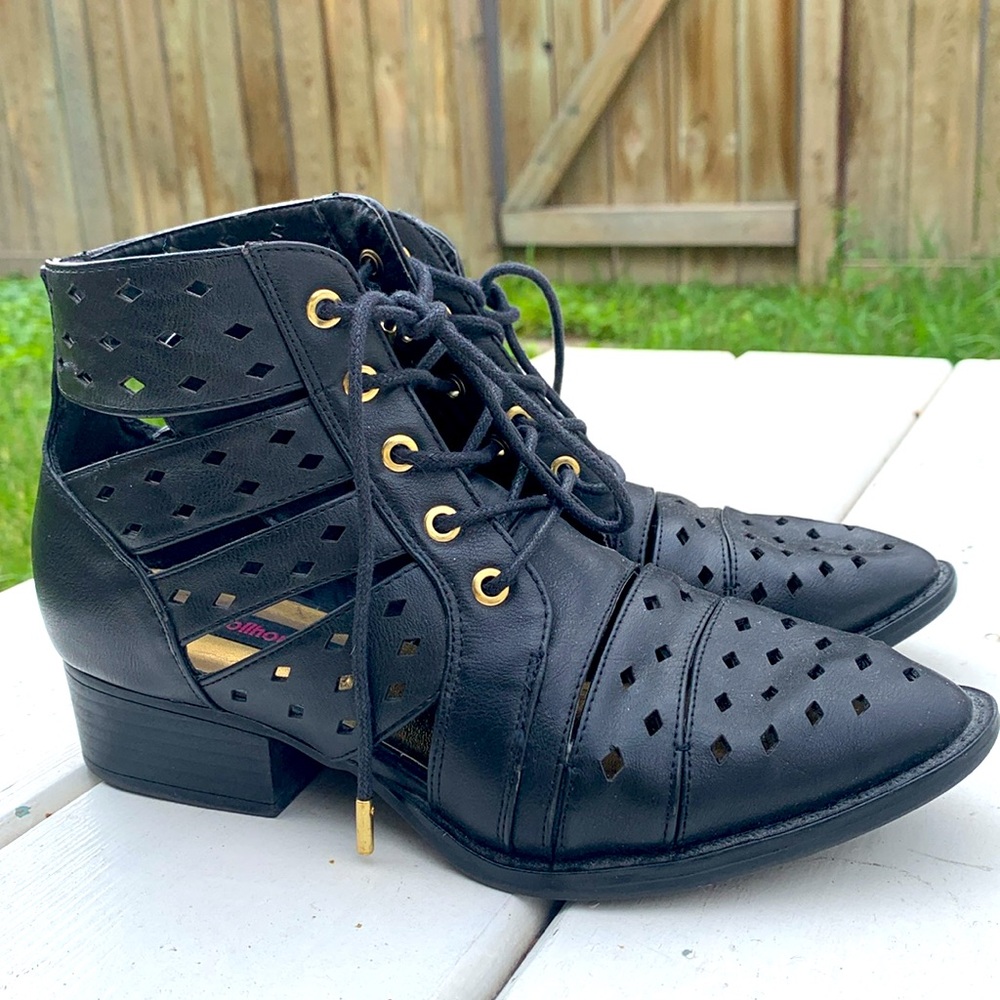 Dollhouse vegan leather ankle booties size: 6.5